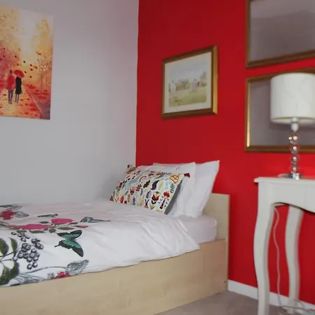 Advo Lovely 2 Leeds Villa