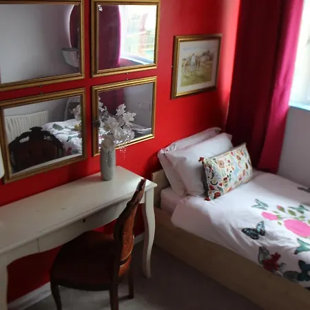 Advo Lovely 2 Leeds Villa